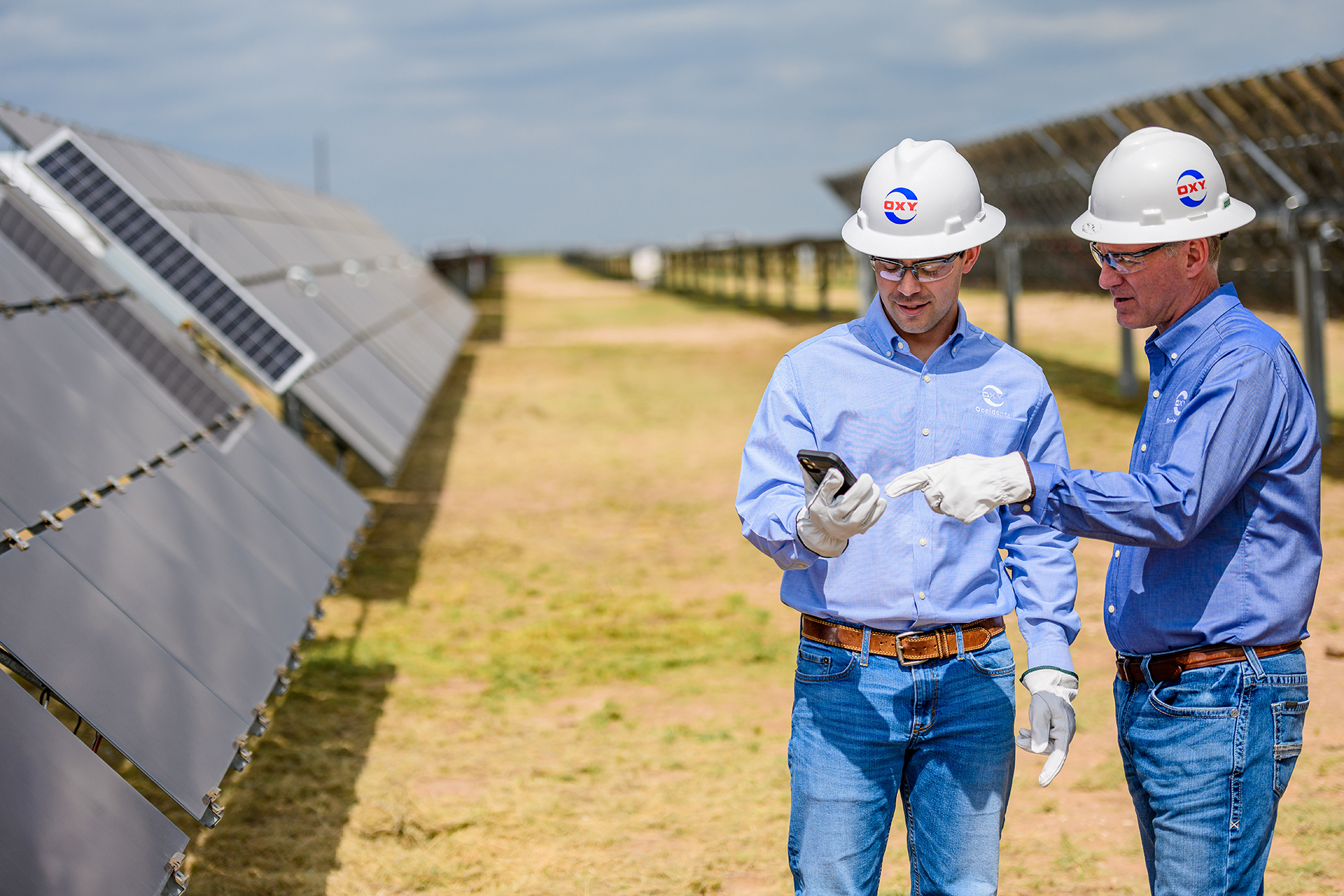 Two employees in Goldsmith solar field